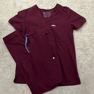 Figs women’s Catarina one pocket scrub top and Yola skinny scrub pants.